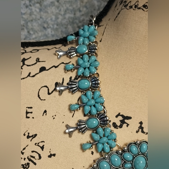 𝑻𝒖𝒓𝒒𝒖𝒐𝒊𝒔𝒆 𝑺𝒒𝒖𝒂𝒔𝒉 𝑩𝒍𝒐𝒔𝒔𝒐𝒎 𝑪𝒐𝒏𝒄𝒉𝒐 𝑵𝒆𝒄𝒌𝒍𝒂𝒄𝒆 - Picture 3 of 13